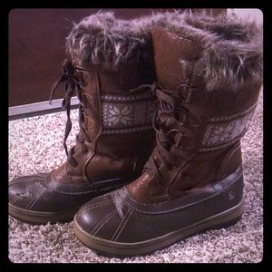 Brown winter boots with faux fur